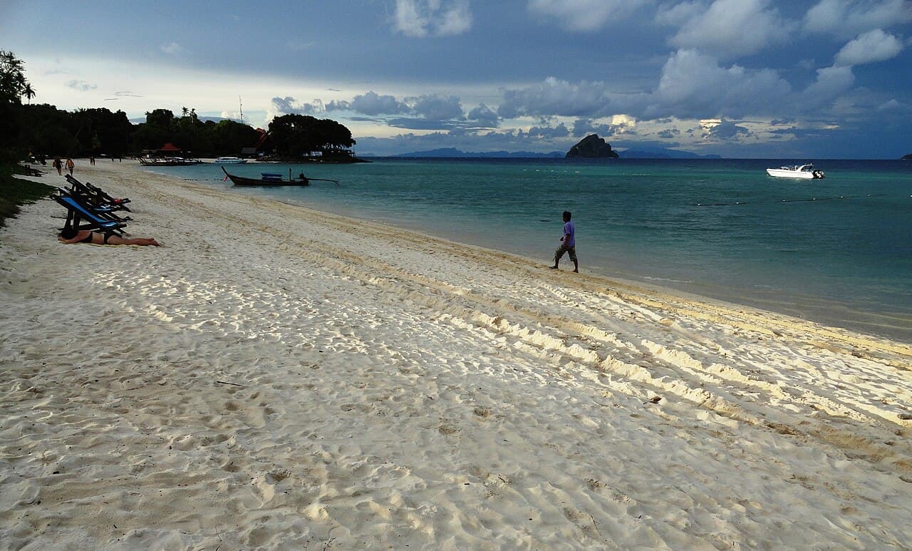 หาดแหลมทอง